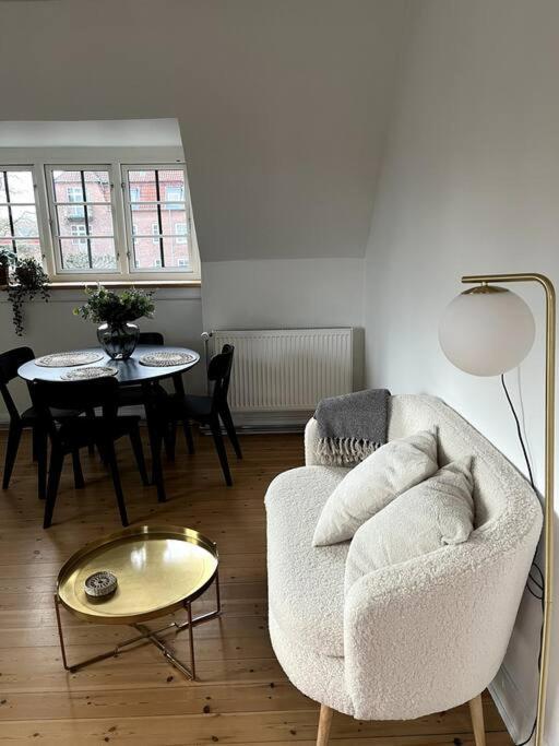 Lys Nyrenoveret Lejlighed I Odense C Apartment Екстериор снимка